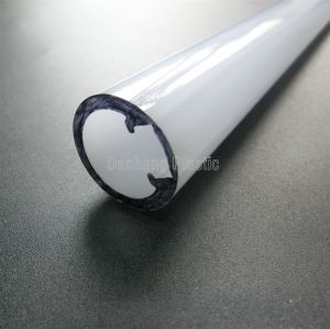 PC blan plastik rive jouk nan vant